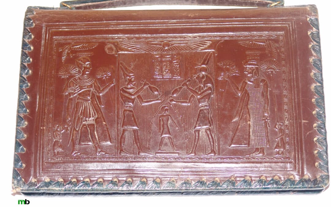 Bolso grabado con motivos egipcios